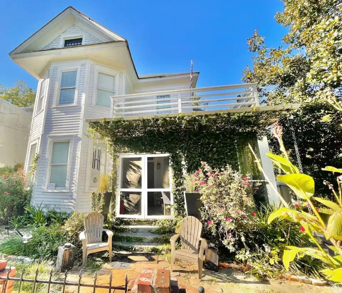 Historic Victorian hot tub 5/4 Beltline Sleeps 22