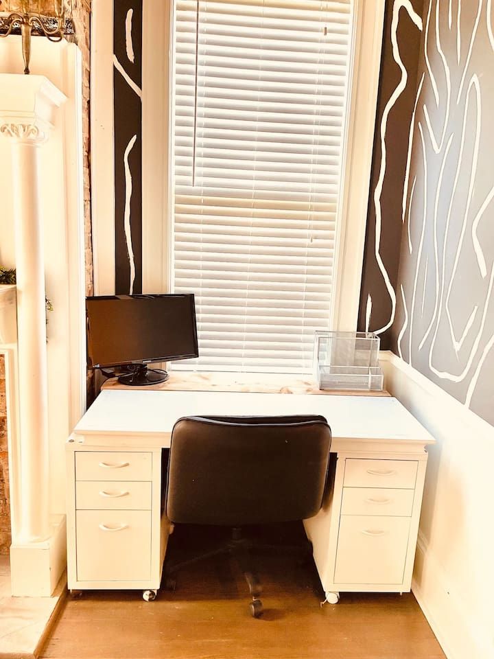 Historic Victorian hot tub 5/4 Beltline Sleeps 22