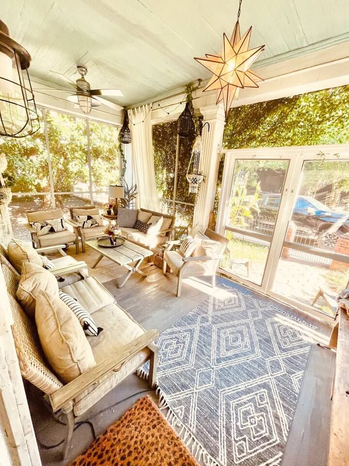 Historic Victorian hot tub 5/4 Beltline Sleeps 22