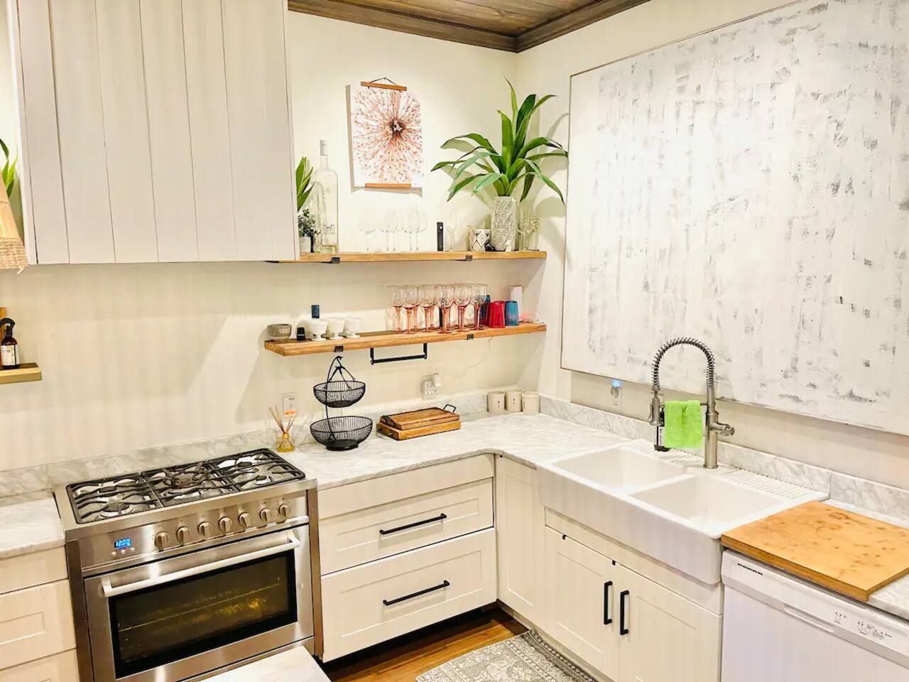 Historic Victorian hot tub 5/4 Beltline Sleeps 22