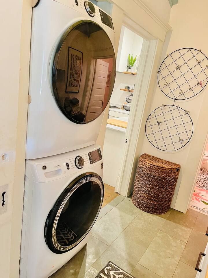 Historic Victorian hot tub 5/4 Beltline Sleeps 22