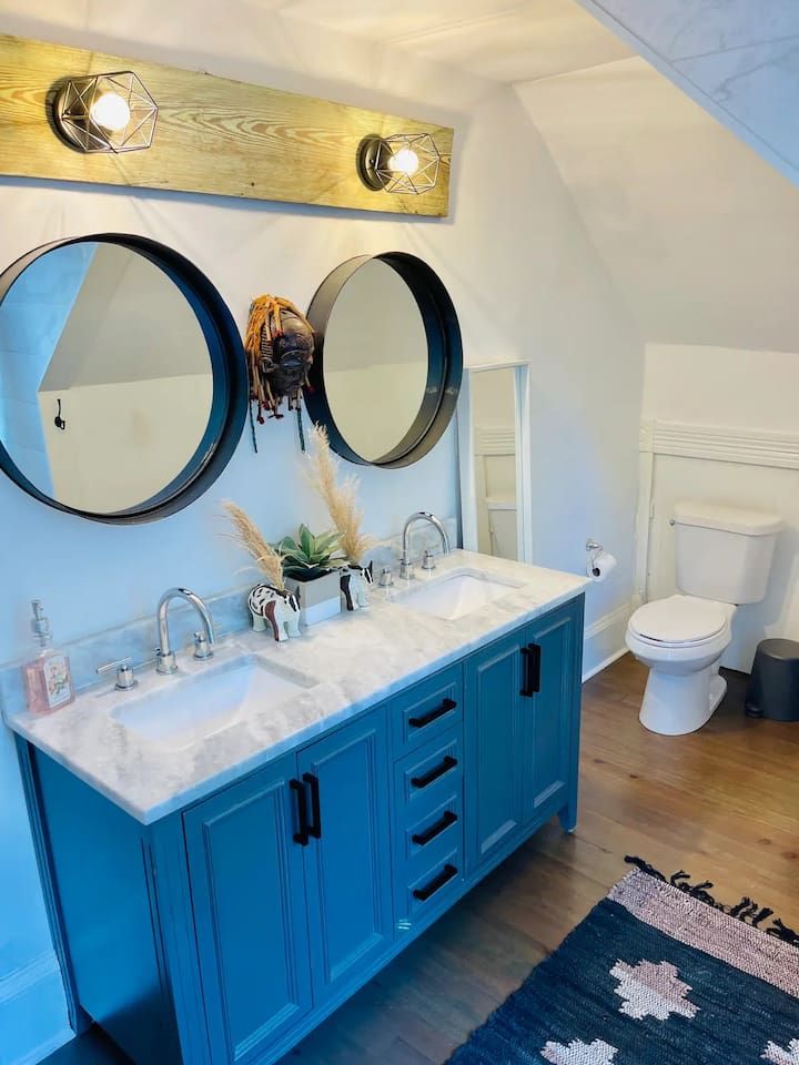 Historic Victorian hot tub 5/4 Beltline Sleeps 22