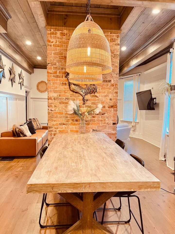 Historic Victorian hot tub 5/4 Beltline Sleeps 22
