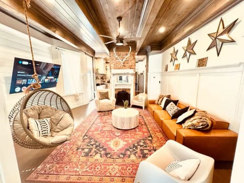Historic Victorian hot tub 5/4 Beltline Sleeps 22
