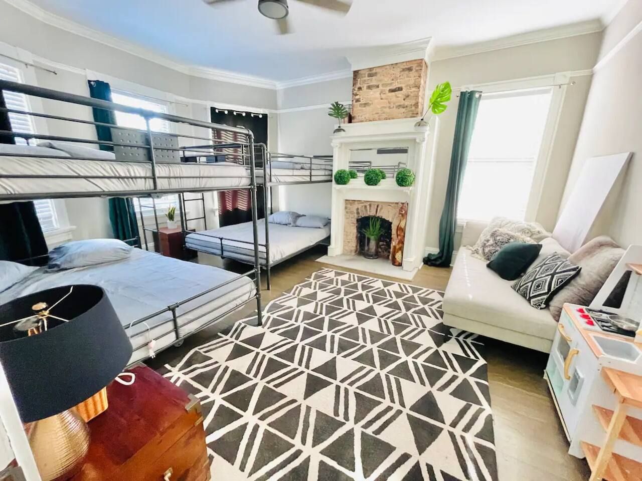 Historic Victorian hot tub 5/4 Beltline Sleeps 22