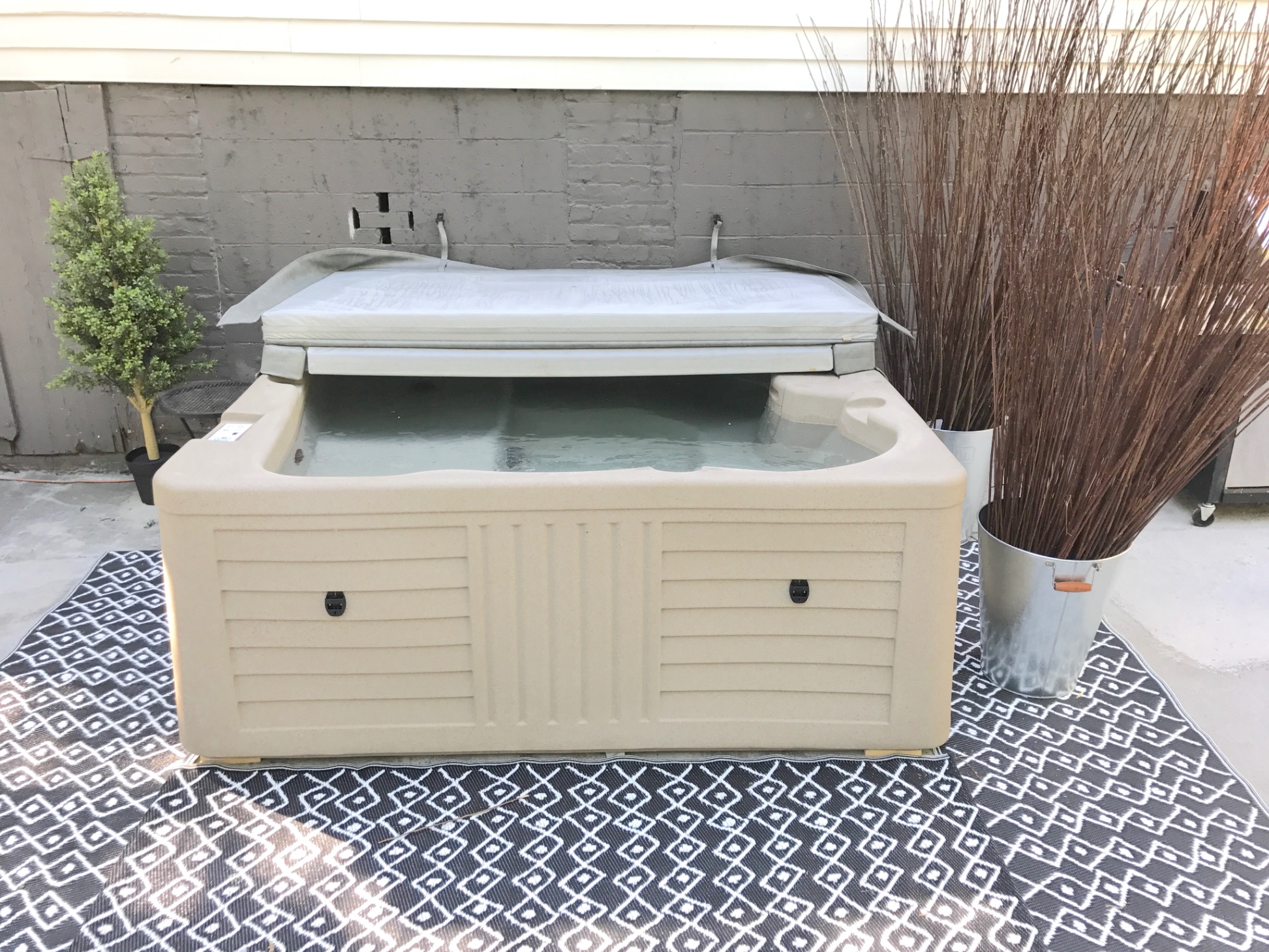 Historic Victorian hot tub 5/4 Beltline Sleeps 22