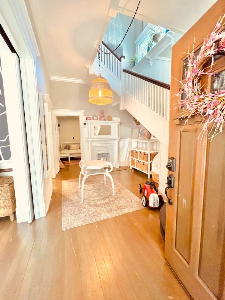 Historic Victorian hot tub 5/4 Beltline Sleeps 22