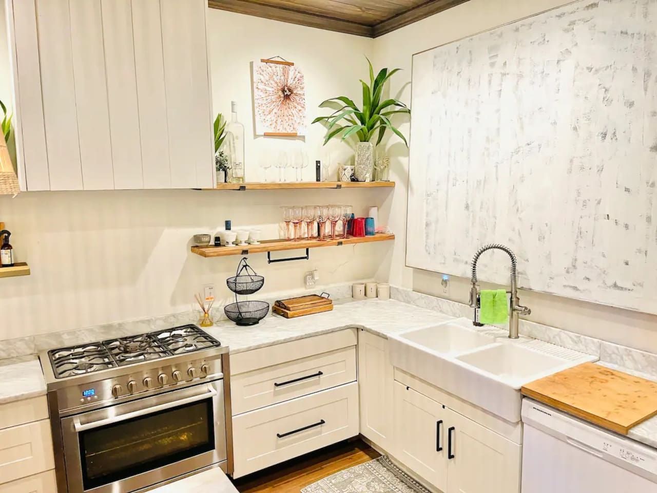 Historic Victorian hot tub 5/4 Beltline Sleeps 22