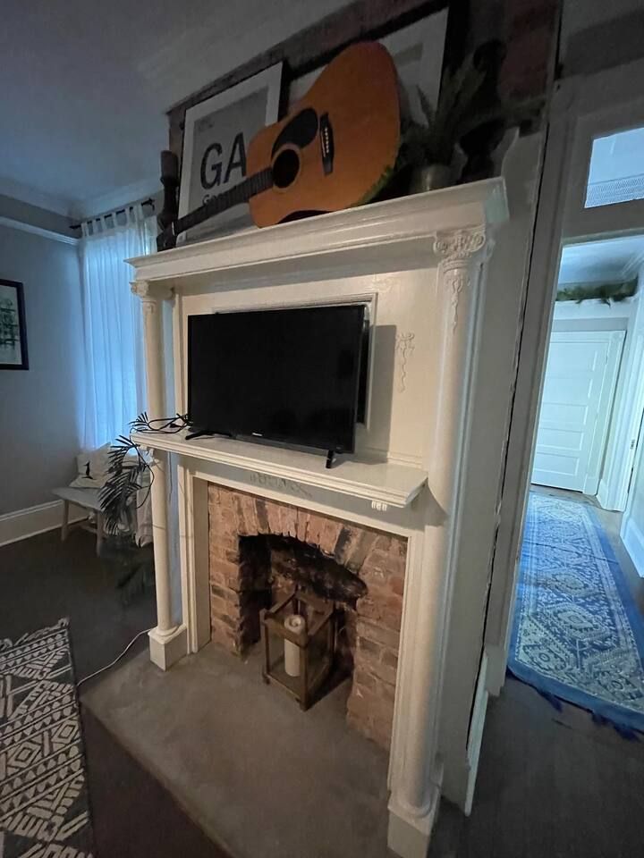 Historic Victorian hot tub 5/4 Beltline Sleeps 22