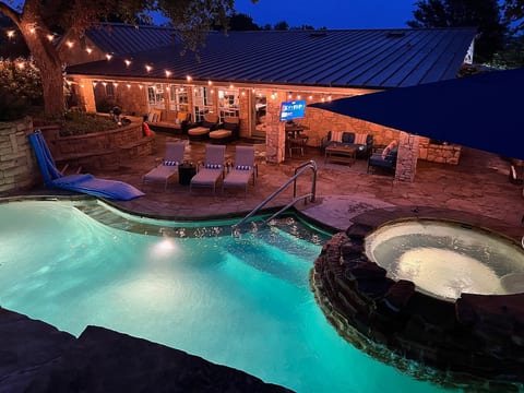 Keep the fun going in the pool with outdoor TV and resort-style lounge furniture. The string lights create a magical evening ambiance. 