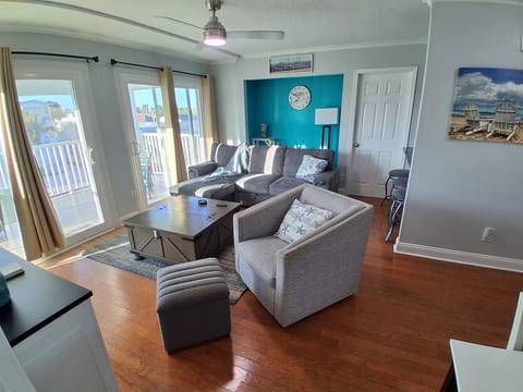 2 Blocks from the beach! - Top floor condo