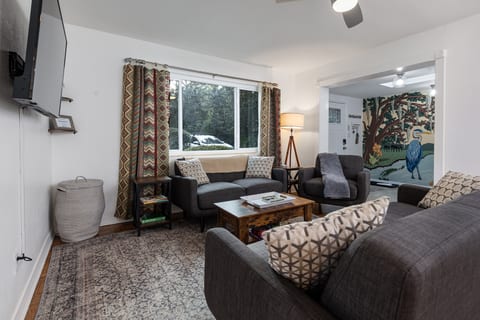 Blue Bungalow near downtown GNV