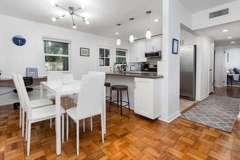 Blue Bungalow near downtown GNV