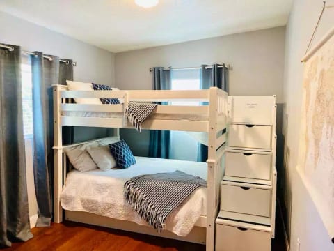 Full w/ W hotels bedding over full - with trundle Bed - can sleep 7
(FULL/FULL/TWIN)