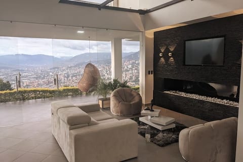 Nomad | Breathtaking 180° Panoramic View