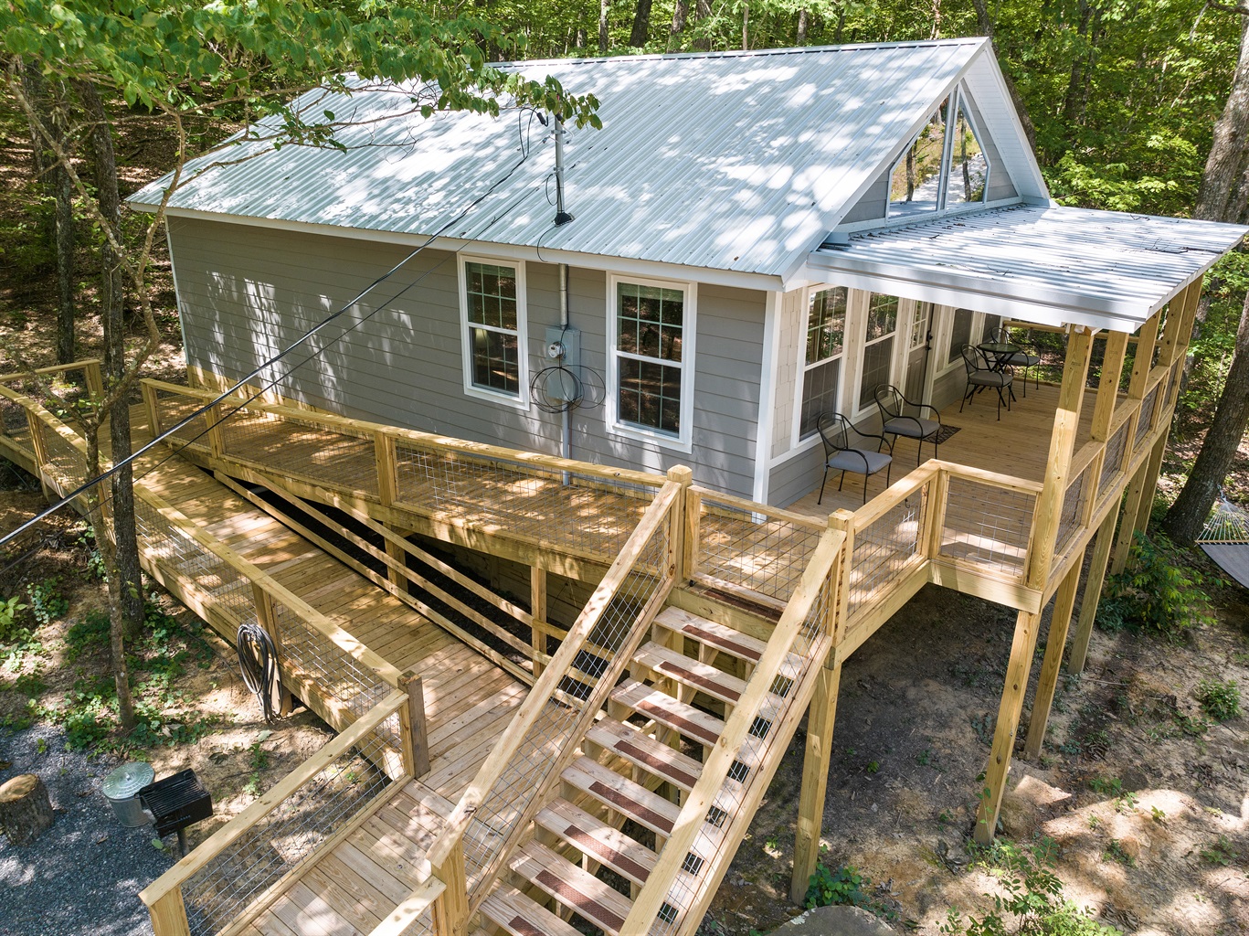Optional no-stairs entrance (4 ft+ ramp), 32” interior doors, and wide floor space in the bedrooms and in the living room Optional no-stairs entrance (4 ft+ ramp), 32” interior doors, and wide floor space in the bedrooms and in the living room - The Otter Box Cabin - Fort Payne
