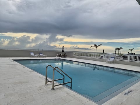 Funshine Sunset Beach - Steps from the beach!!
