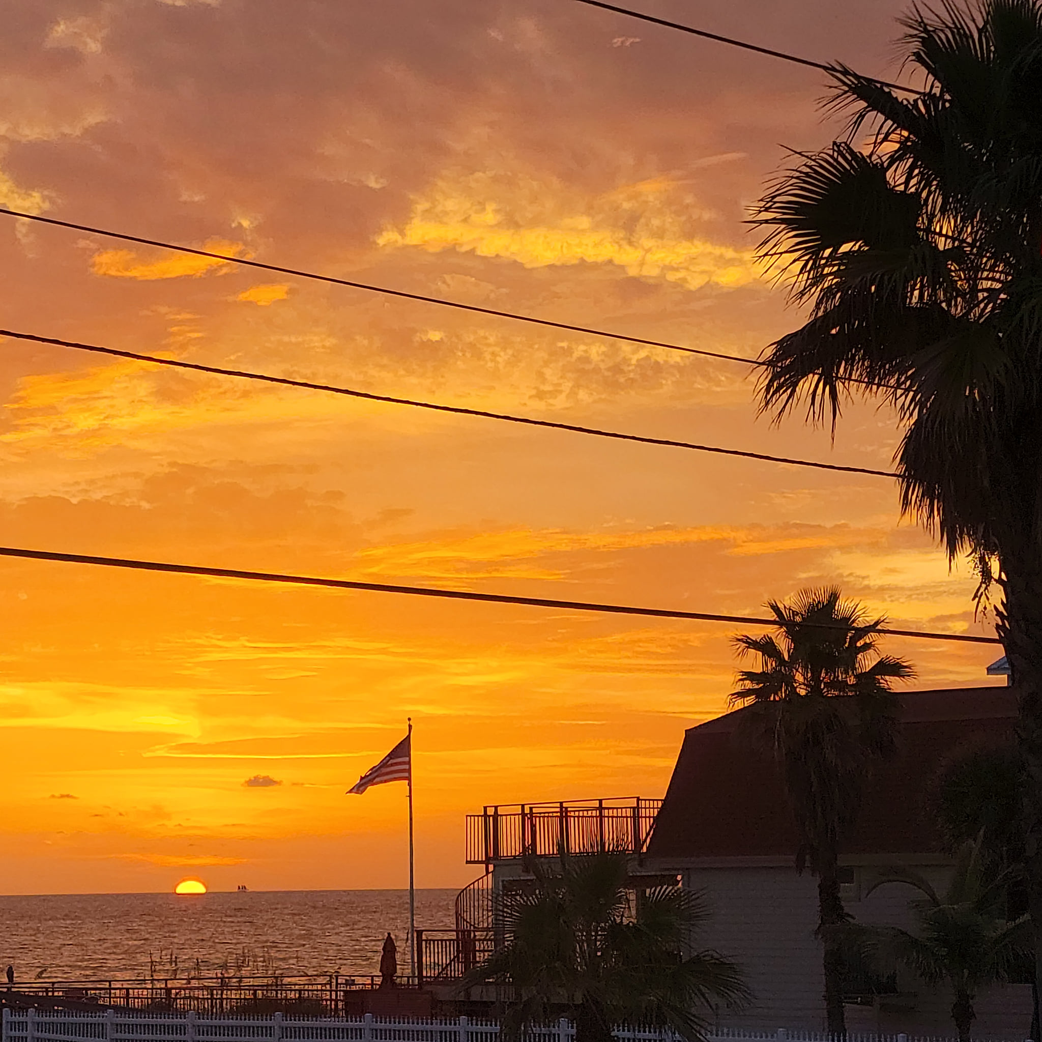 Funshine Sunset Beach - Steps from the beach!!
