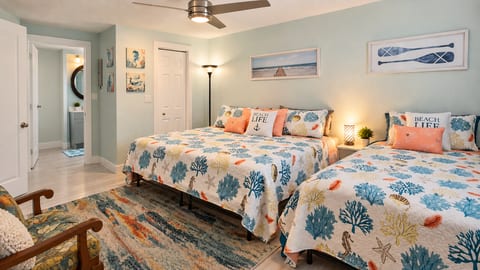 BEACHSIDE GETAWAY *FENCED AREA*-Walk/Bike to beach