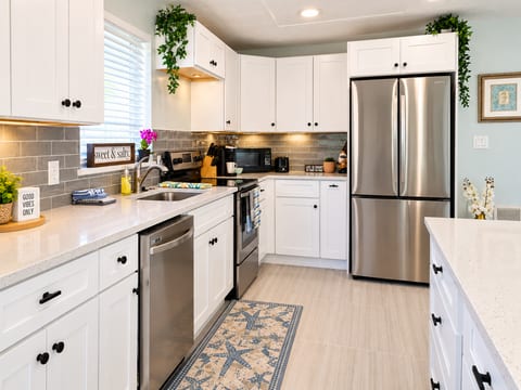 BEACHSIDE GETAWAY *FENCED AREA*-Walk/Bike to beach