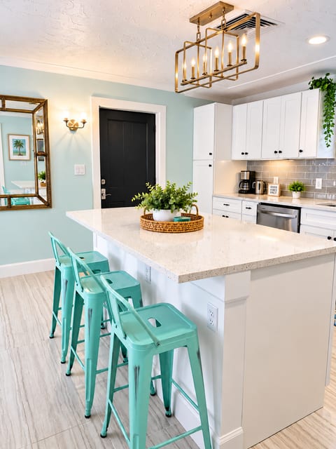 BEACHSIDE GETAWAY *FENCED AREA*-Walk/Bike to beach
