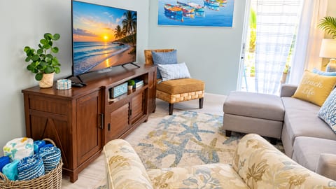 BEACHSIDE GETAWAY *FENCED AREA*-Walk/Bike to beach