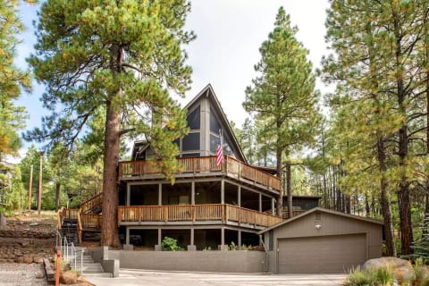 The Pinewood Treehouse Chalet w/ Jacuzzi!