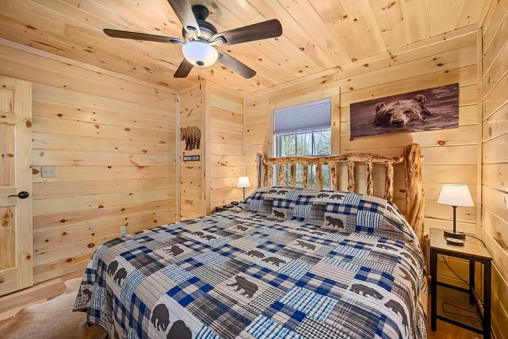 Second bedroom on first floor with king bed and 55" TV Second bedroom on first floor with king bed and 55" TV - Logging Out Cabin - Sevierville