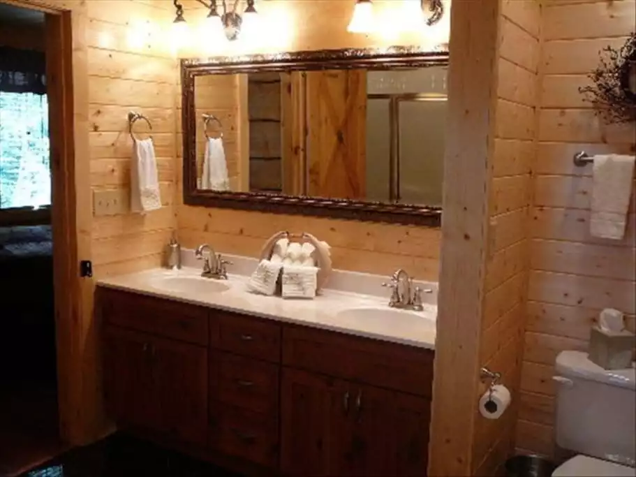 Upstairs bathtub Upstairs bathtub - A Above the River Cabin - Riverfront property - Shenandoah