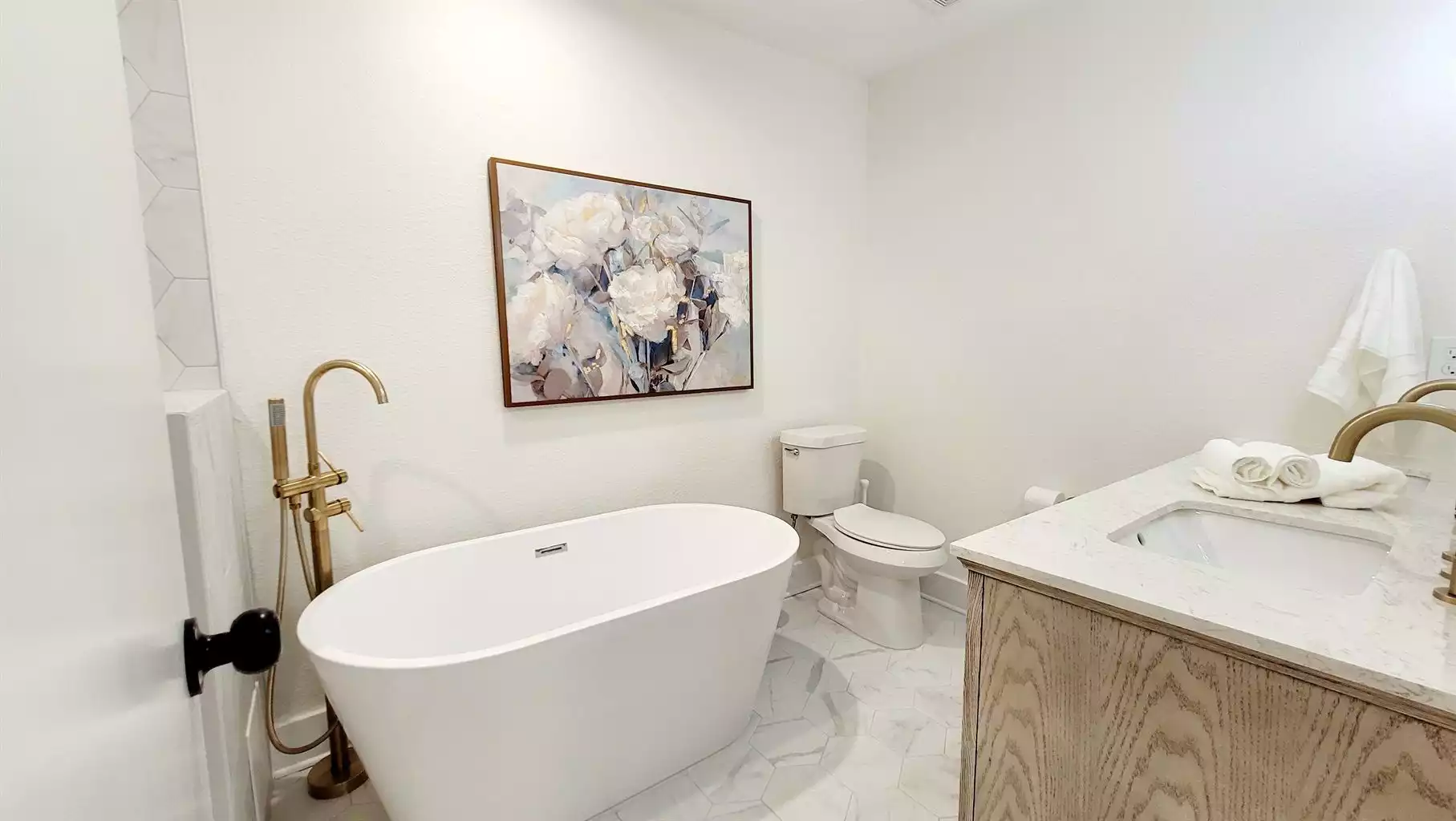 This private ensuite bathroom is luxury. - Twin Oaks Retreat - Clearwater Beach