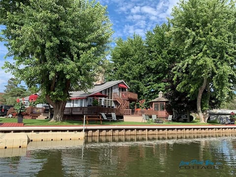 LONG POINT - DOCKSIDE HAVEN sleeps 12-15 dock kayaks beach