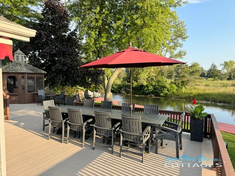 LONG POINT - DOCKSIDE HAVEN sleeps 12-15 dock kayaks beach