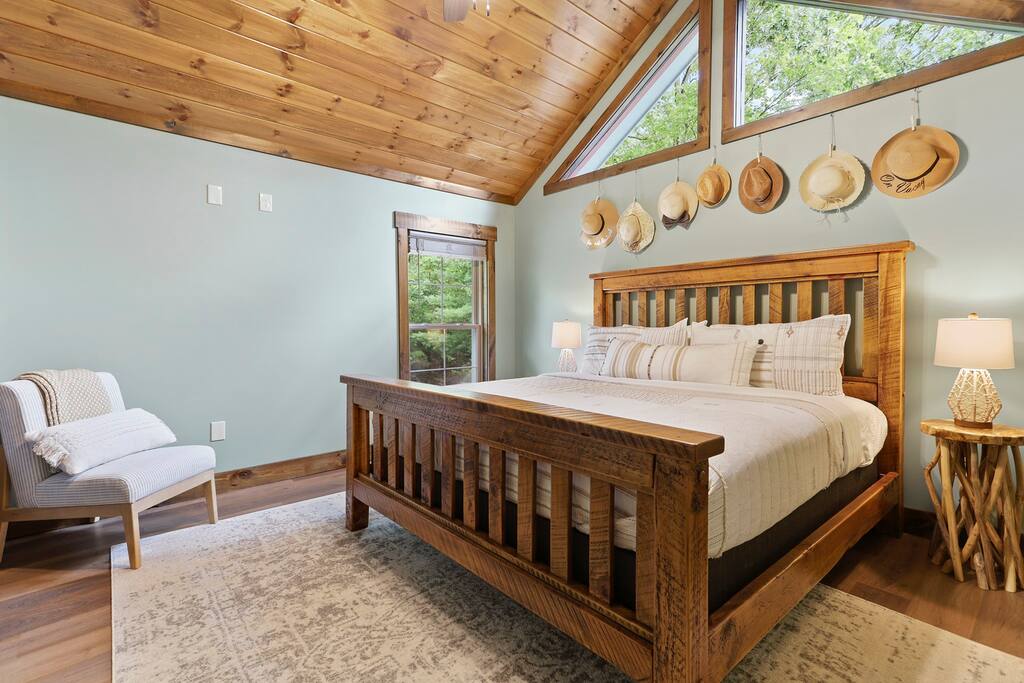 3rd King bedroom on 2nd floor. Who doesn’t love hats? - Barkada Cabin Blue Ridge, GA - Blue Ridge