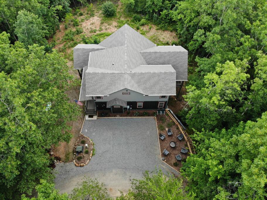 Huge parking area! - Barkada Cabin Blue Ridge, GA - Blue Ridge