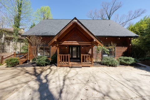 Lake Lanier lakefront cabin w/ dock- Pet Friendly