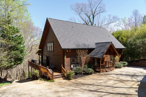 Lake Lanier lakefront cabin w/ dock- Pet Friendly