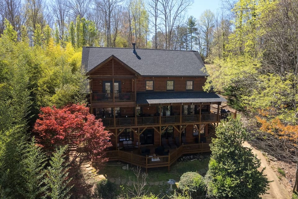 Lake Lanier lakefront cabin w/ dock- Pet Friendly - Gainesville