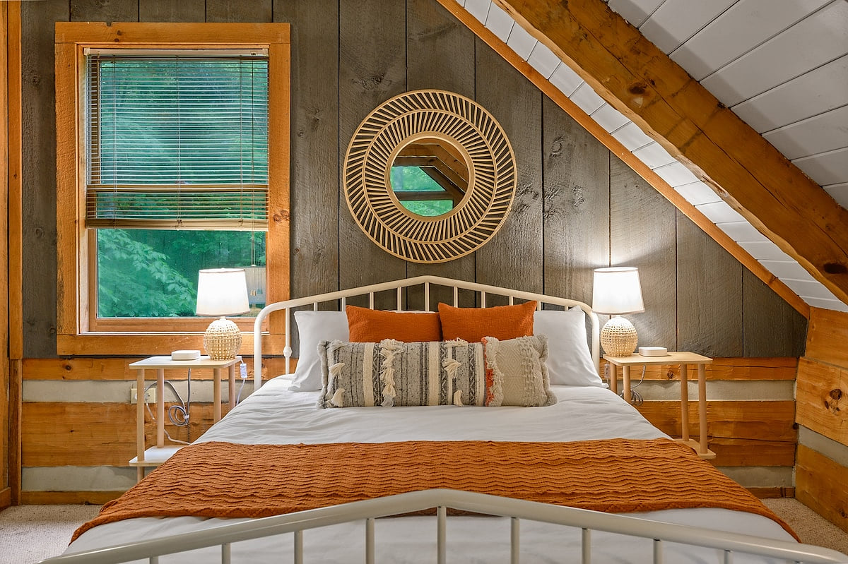 Your peaceful loft bedroom with a Queen cool gel memory foam mattress and 4 sleeping pillows of different softness. USB charging stations on each side. Boho Chic✴HOT TUB✴ Designer Cabin☀︎FOX BLUFF CREEK