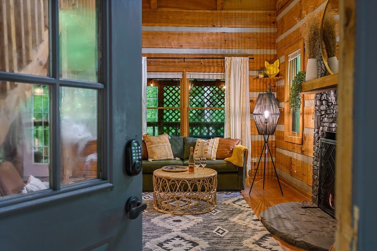 We welcome you to FOX AT BLUFF CREEK! Boho Chic✴HOT TUB✴ Designer Cabin☀︎FOX BLUFF CREEK