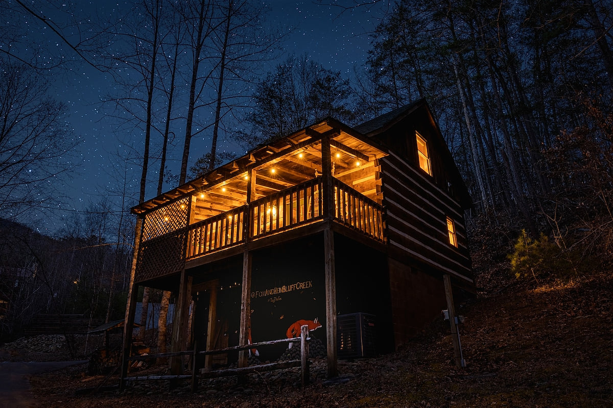Experience the magical night skies at Fox Bluff Creek. Boho Chic✴HOT TUB✴ Designer Cabin☀︎FOX BLUFF CREEK