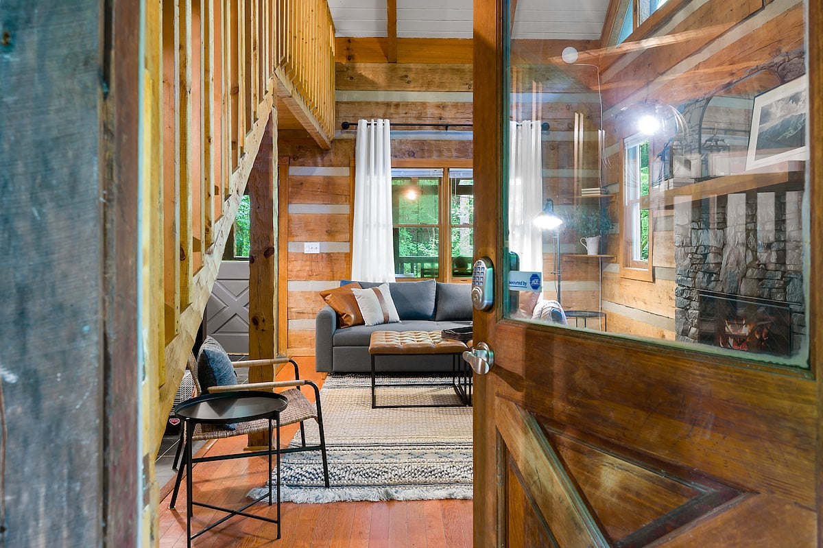 Hen — cozy mountain cabin with hot tub and modern design