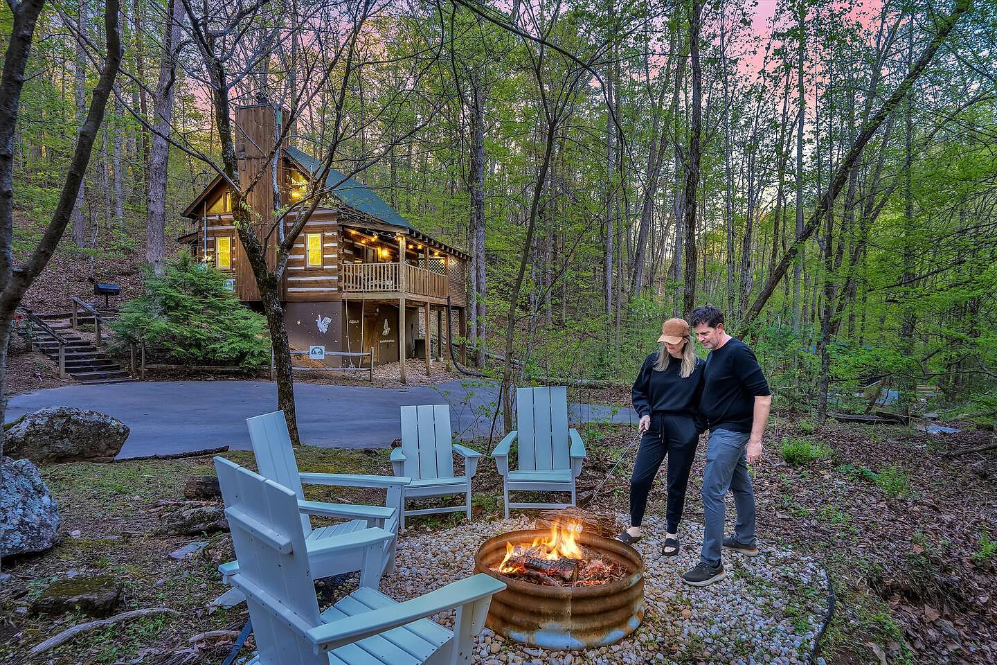 Unwind under towering trees at your secluded retreat. End your day of hiking with a crackling fire, starlit conversations, and the peaceful whispers of the forest surrounding you. Your perfect romantic getaway awaits. Private Farmhouse Park View Log Cabin★Hot Tub HEN