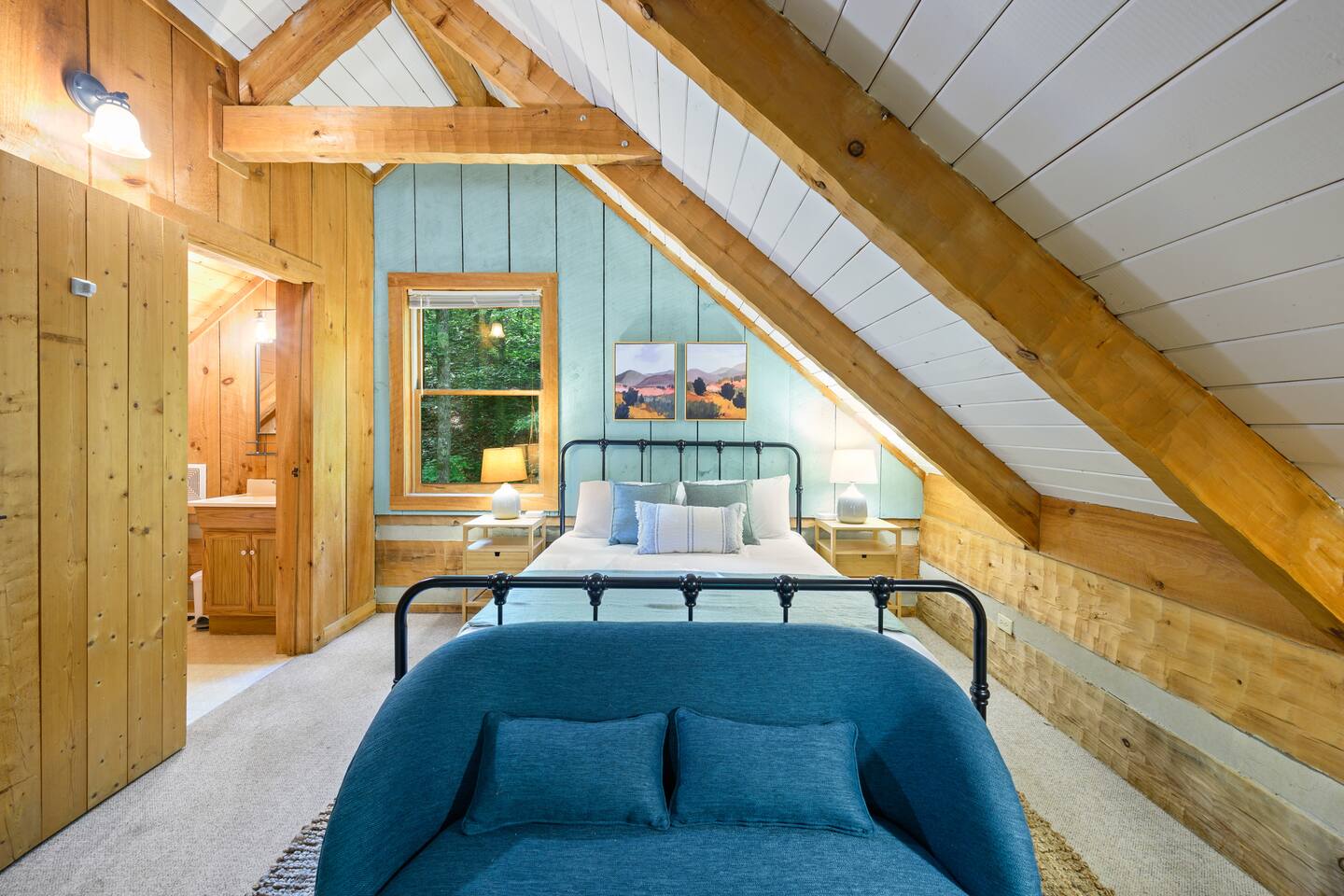 Your own little getaway. Private Farmhouse Park View Log Cabin★Hot Tub HEN