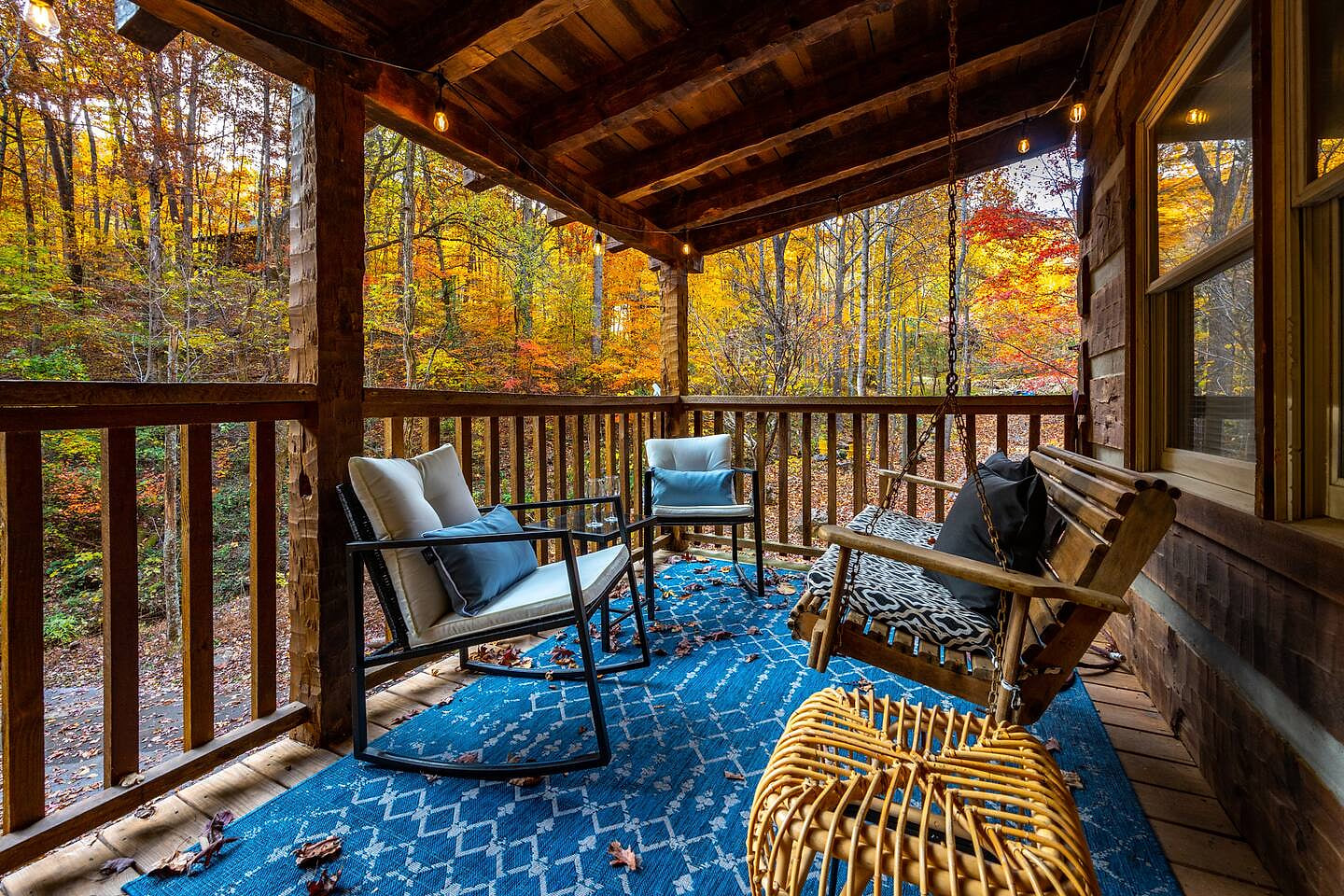 Private foliage for leaf peepers. Private Farmhouse Park View Log Cabin★Hot Tub HEN