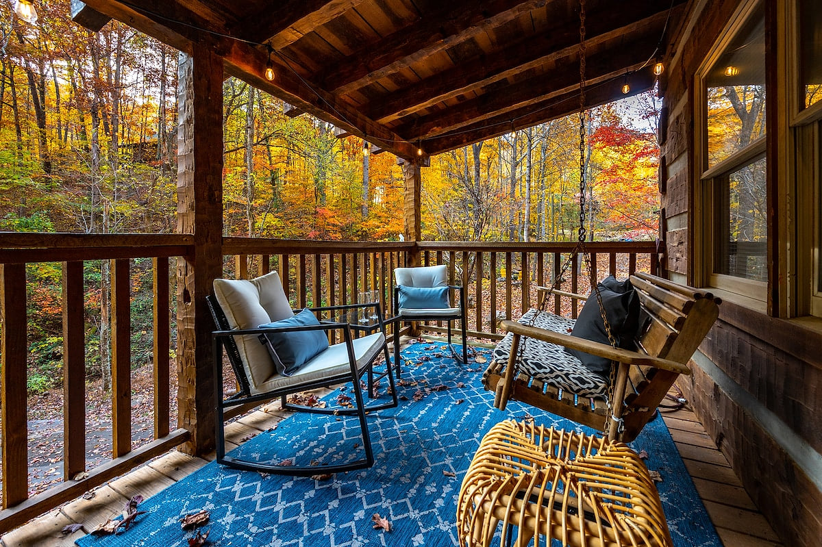 Private foliage for leaf peepers. Private Farmhouse Park View Log Cabin★Hot Tub HEN