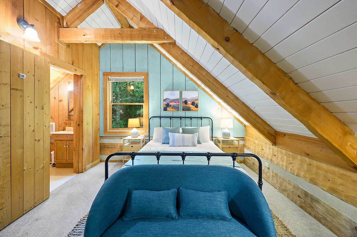 Your own little getaway. Private Farmhouse Park View Log Cabin★Hot Tub HEN