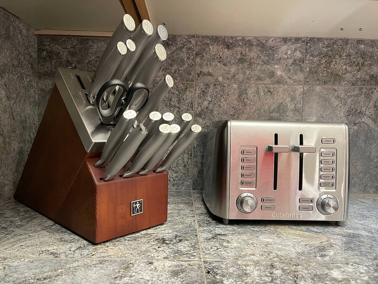 Fully equipped kitchen with Henkel Knives