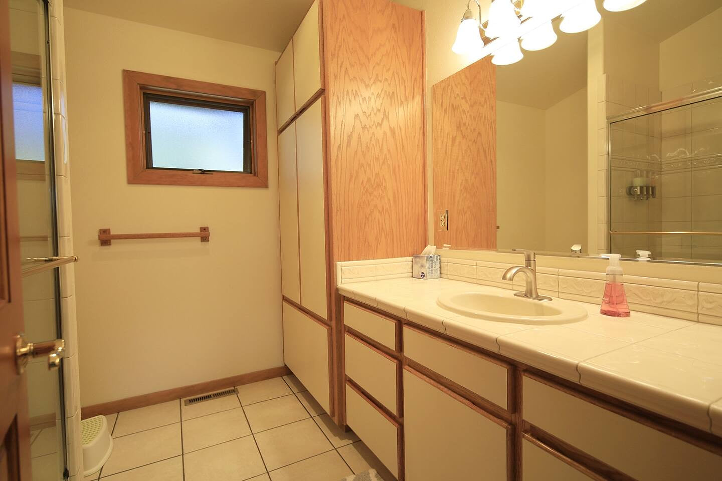 Flex Room - Full Bathroom