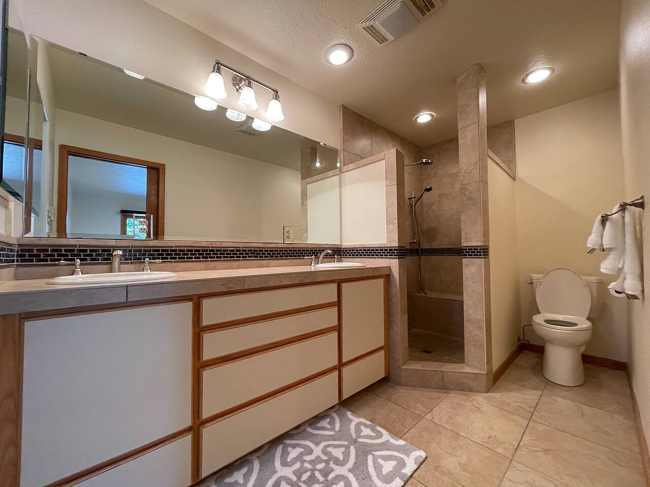 Master Bedroom - Ensuite bathroom