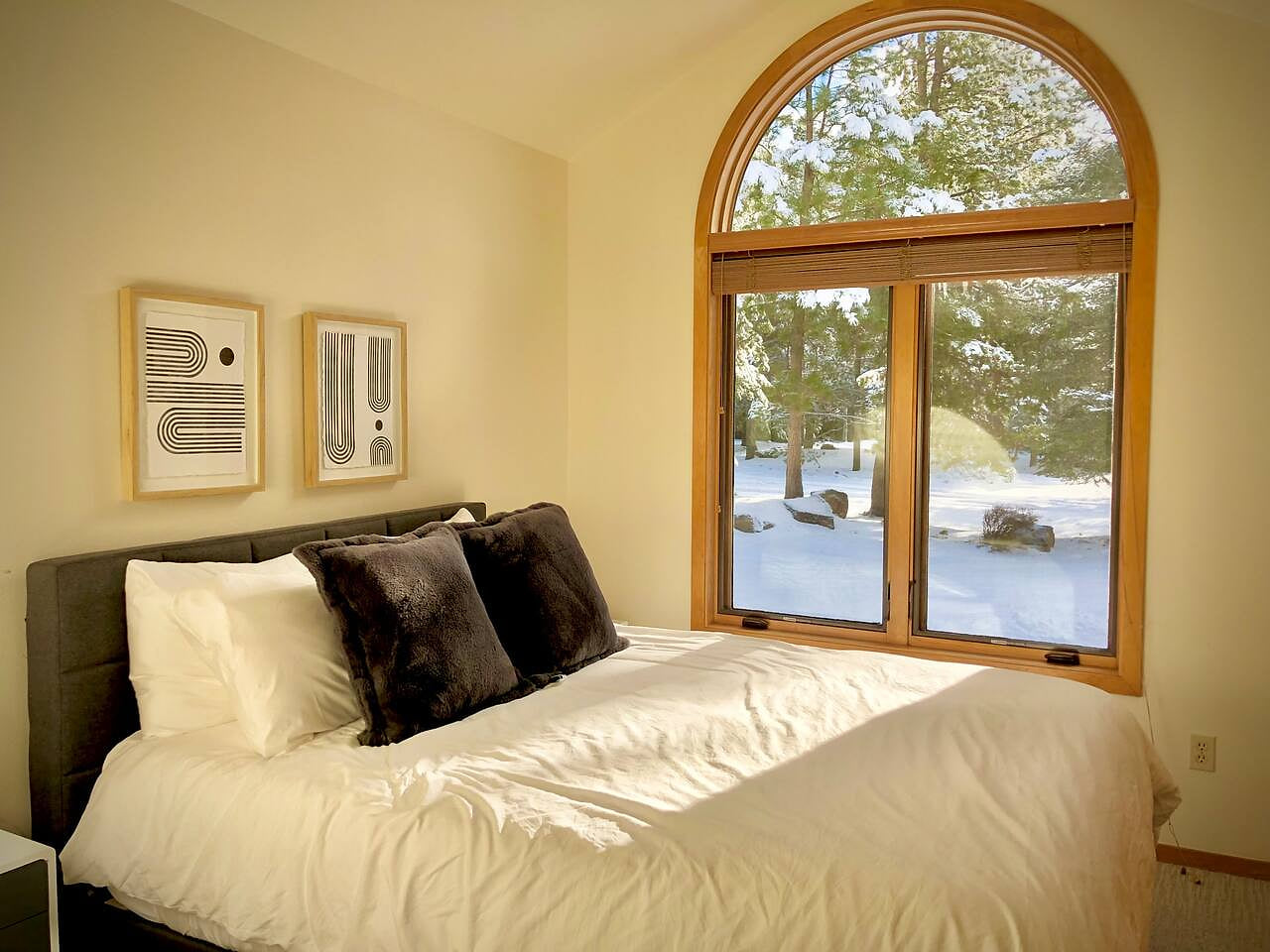 Bedroom #1 In Winter The Sunriver Cascade House
